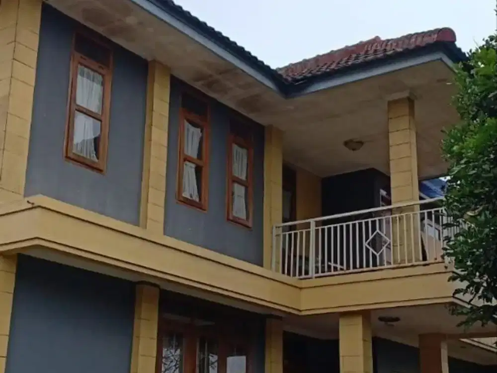 Tanah luas 3.500 m² dan 5 unit bangunan di Ciwaruga Bandung