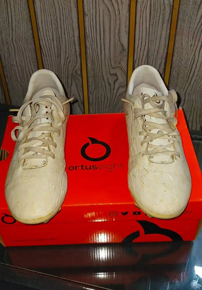 Sepatu bola ortus