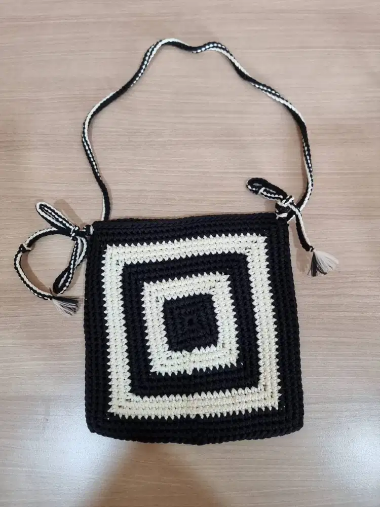 TAS RAJUT HANDMADE SQUARE BLACK & WHITE