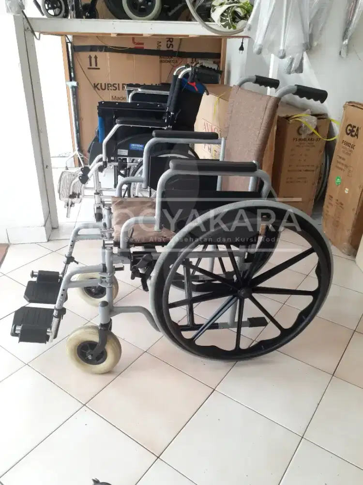 Kursi roda standart bekas