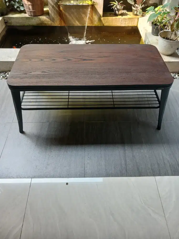 Meja kayu kokoh
