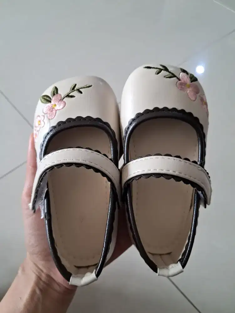 Sepatu anak perempuan baru