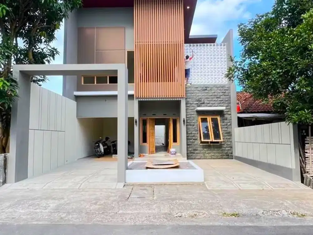 Rumah Pinggir Jalan Besar Di Ngaglik, Carport 3 Mobil