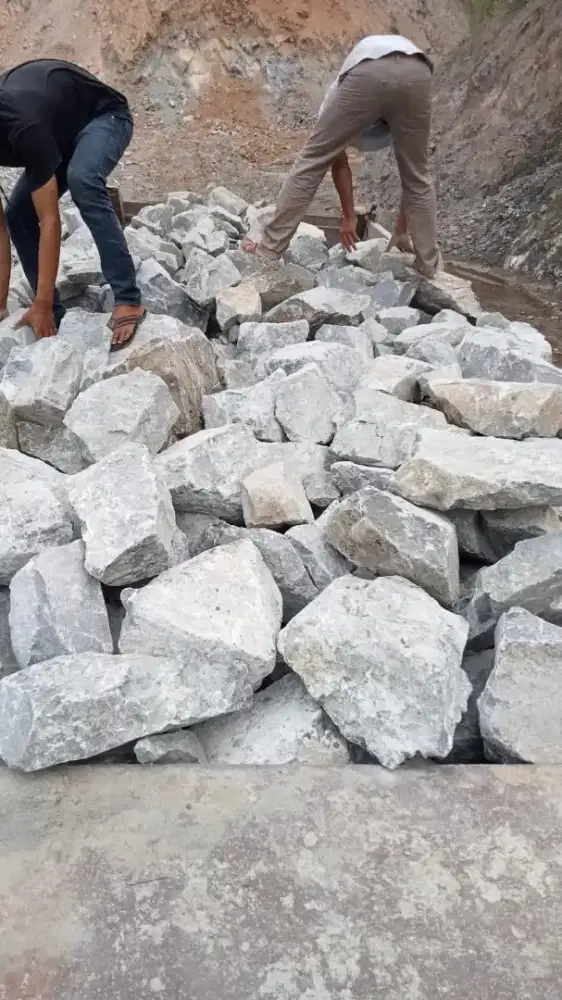 Abu batu sirdam limestone batu makadam split pasir urug