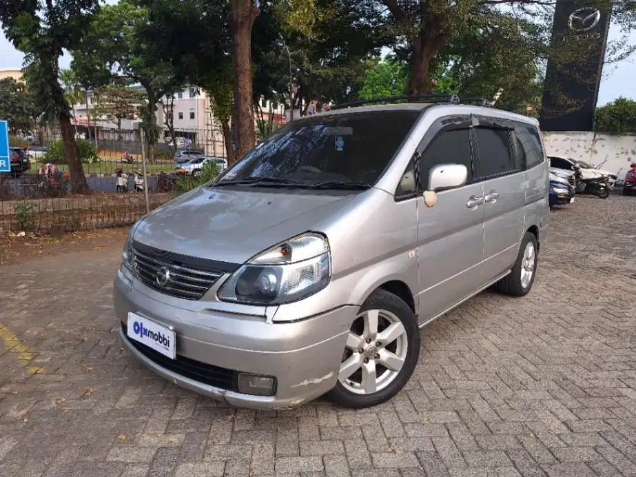 LOW DP Nissan Serena 2.0 Highway Star Bensin-AT 2010 ZUR