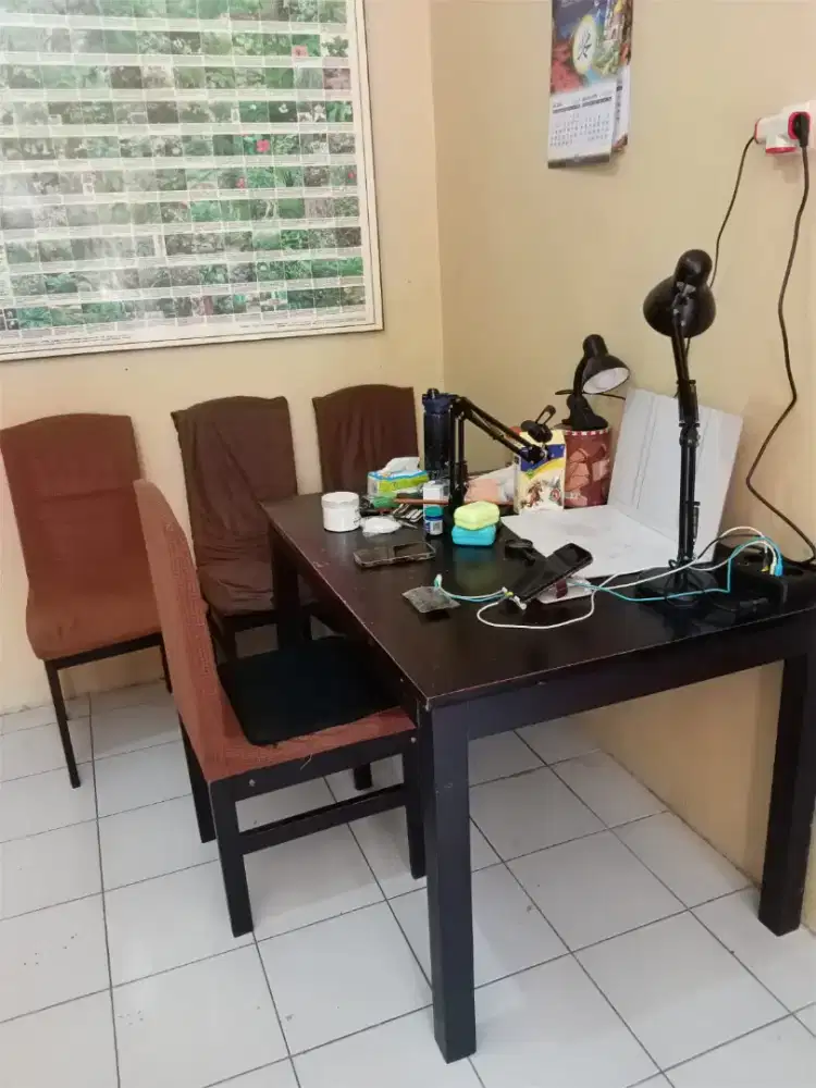 Satu Set Meja Makan Plus 4 kursi - Bekas.