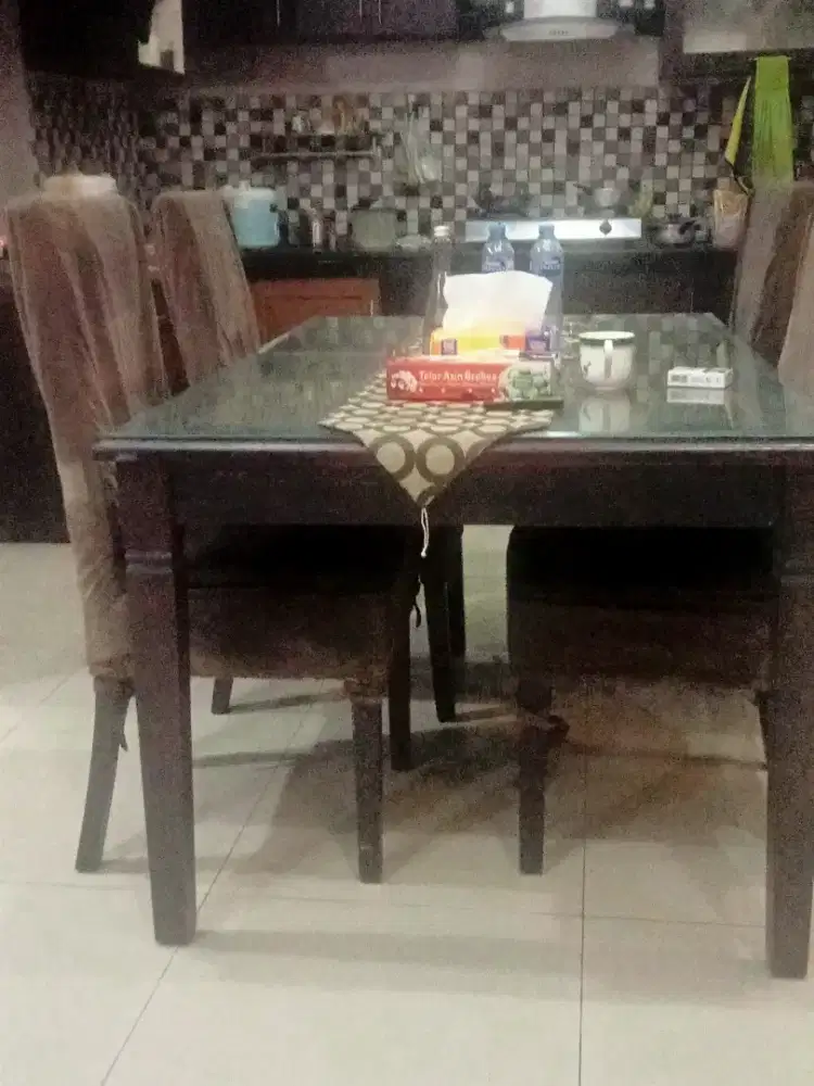 Meja makan 4 kursi