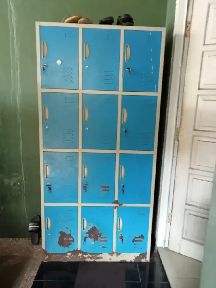 Locker 12 pintu