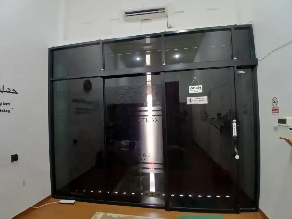 Partisi Kaca Pintu Geser Aluminium