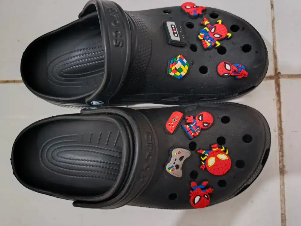 dijual sandal crocs dengan jibbitz spiderman