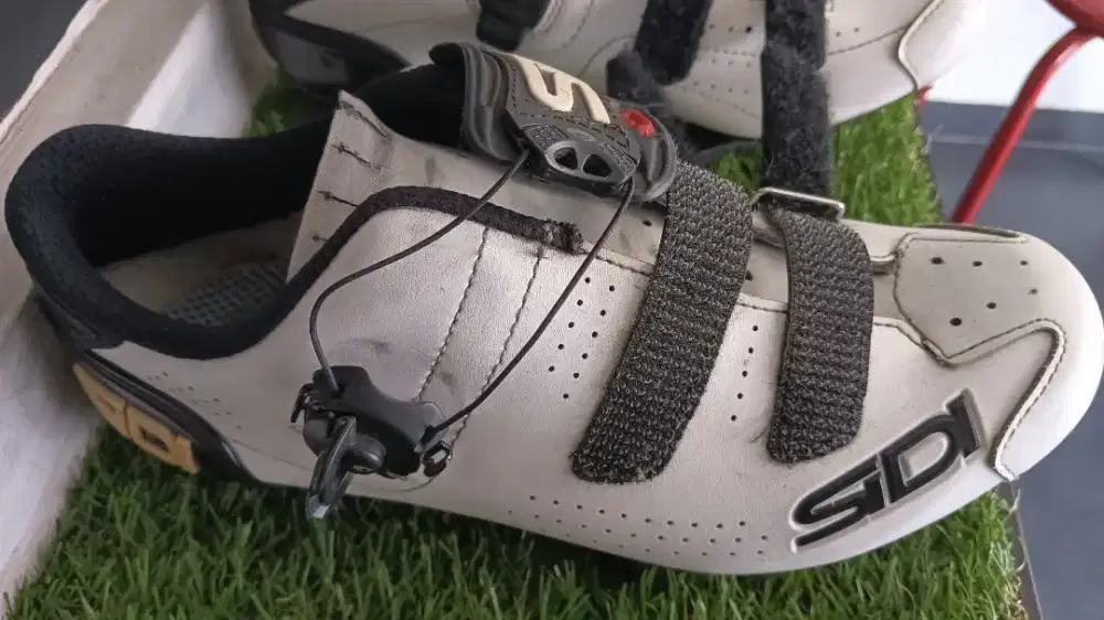 Sepatu Roadbike (41,5 wide)