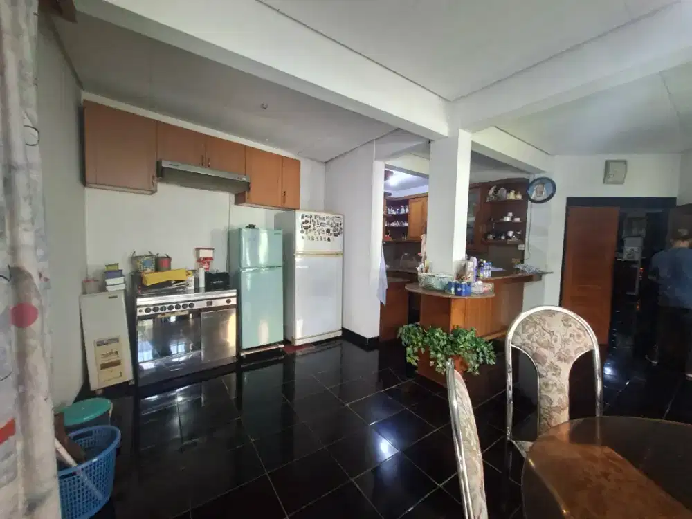 Rumah terawat, asri, dan nyaman di Kompleks Budisari