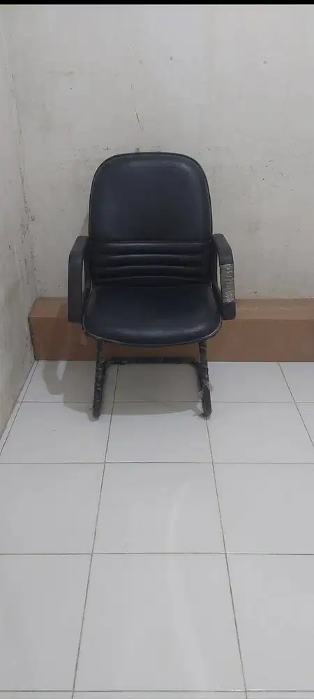 kursi kantor besi
