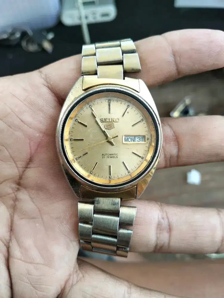 Jam tangan merk Seiko 5 otomatis