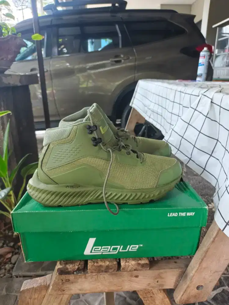 Sepatu gunung trekking