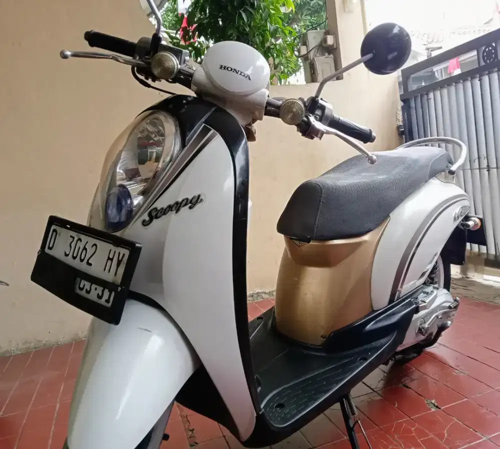 Honda Scoopy Carbu 2010 Putih Beigy ori mulus siap pakai.