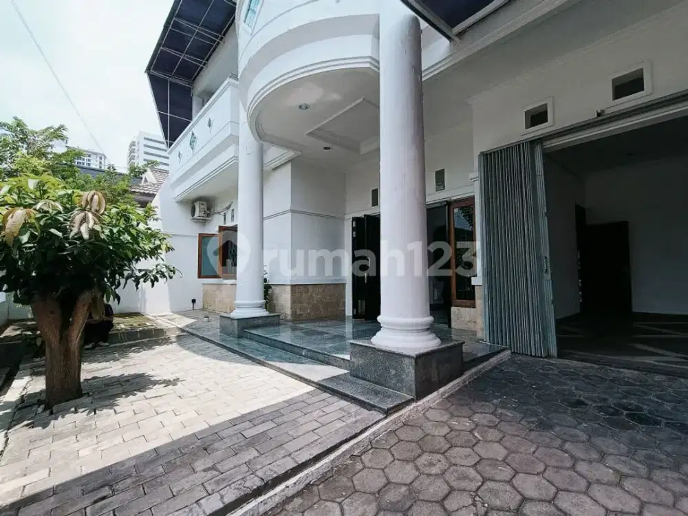 Rumah Terawat Lingkungan Elit One Gate System Daerah Elit Solo Baru