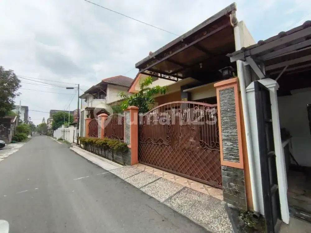 Rumah Bagus Terawat Akses Simpangan Mobil Jajar Solo