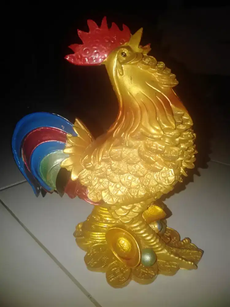 Patung pahatan ayam roster keberuntungan