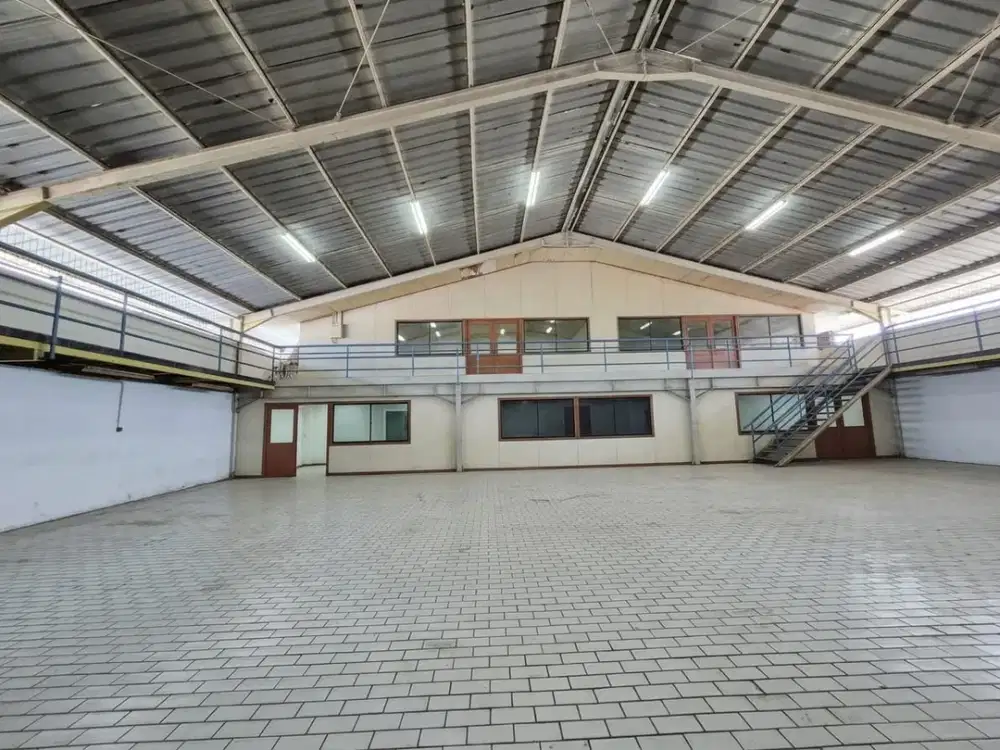 Dijual Bangunan 2,5 Lantai Gudang Dilengkapi Lift barang (kap 1 ton) , Ruang Kantor dan Ruang Kerja Lengkap di Jakarta Utara