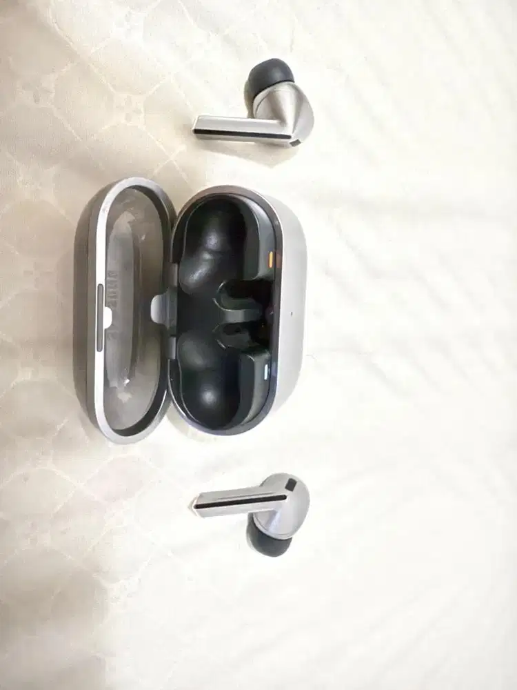 Samsung Galaxy Buds3 Pro warna Silver.