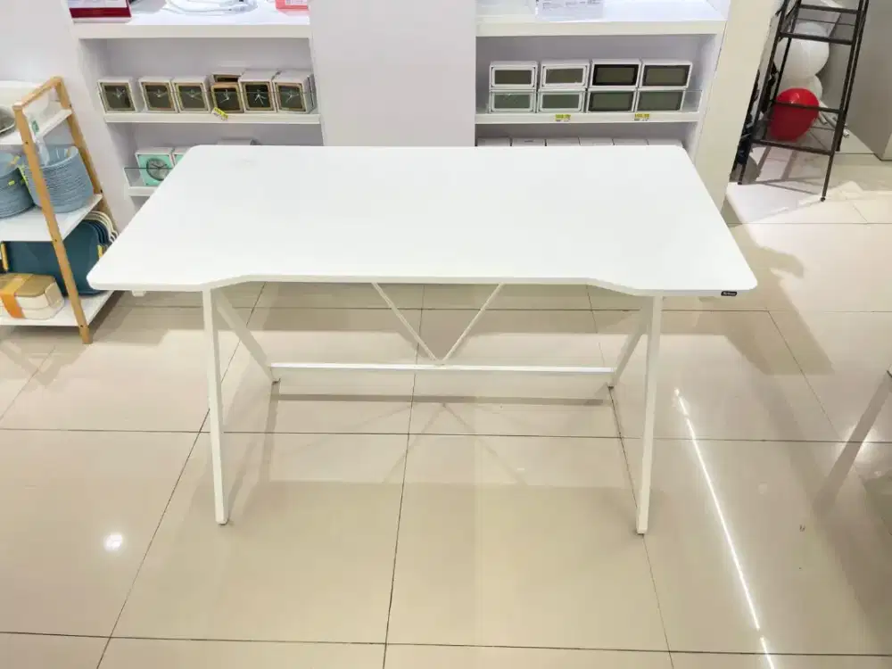 Meja belajar britta