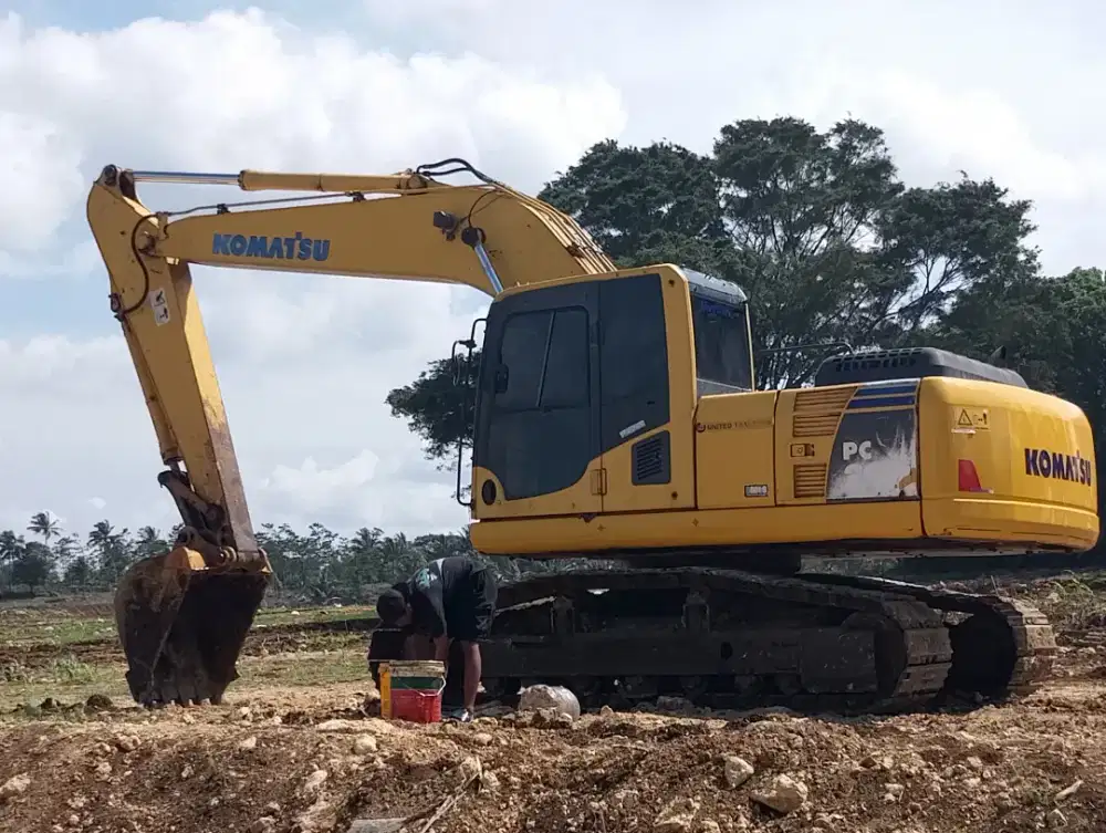 Exavator Komatsu PC 200 tahun 2011