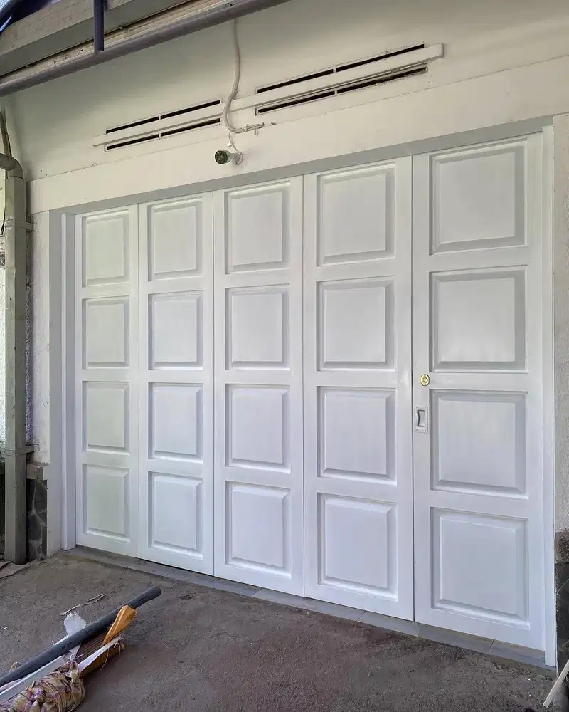 Pintu garasi besi mobil