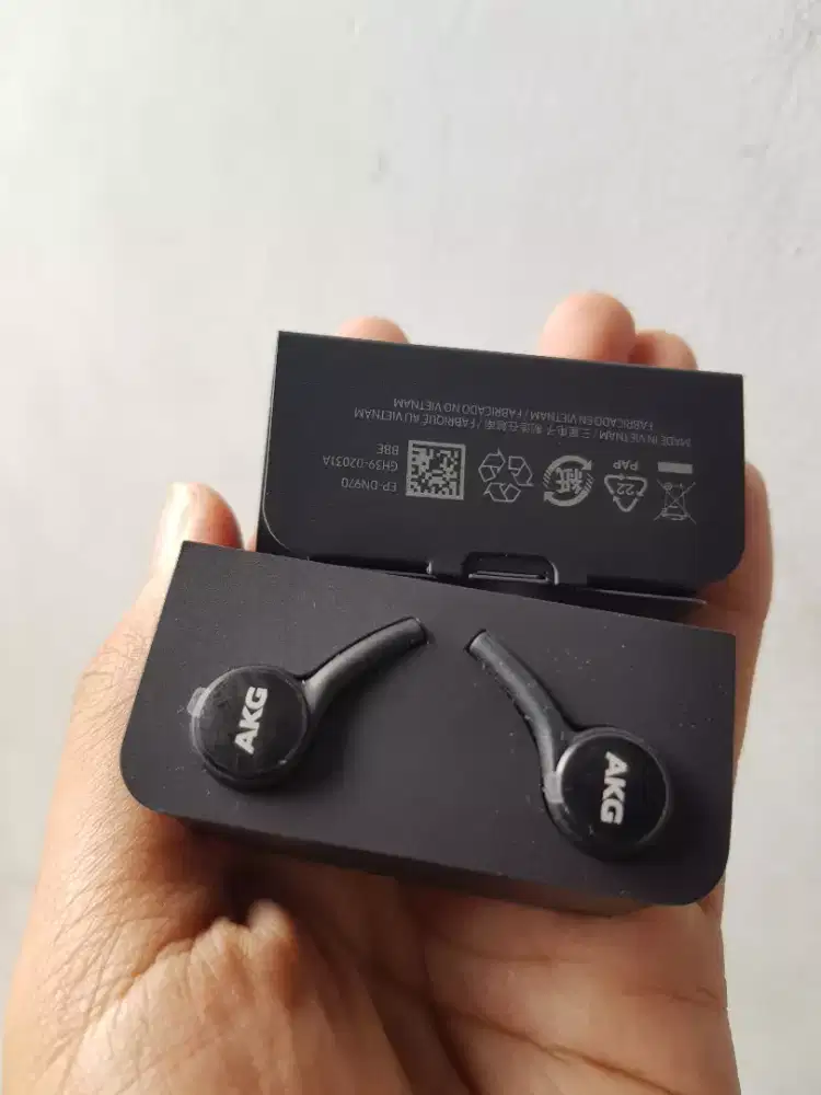 Hedtset AKG type c dan kabel data ori samsung
