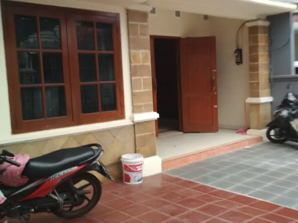 Rumah sewa Cilandak Jl.Muhasim 1 Lt. 180m2/Lb 150 m2 , 1 lantai , 90 jt / thn