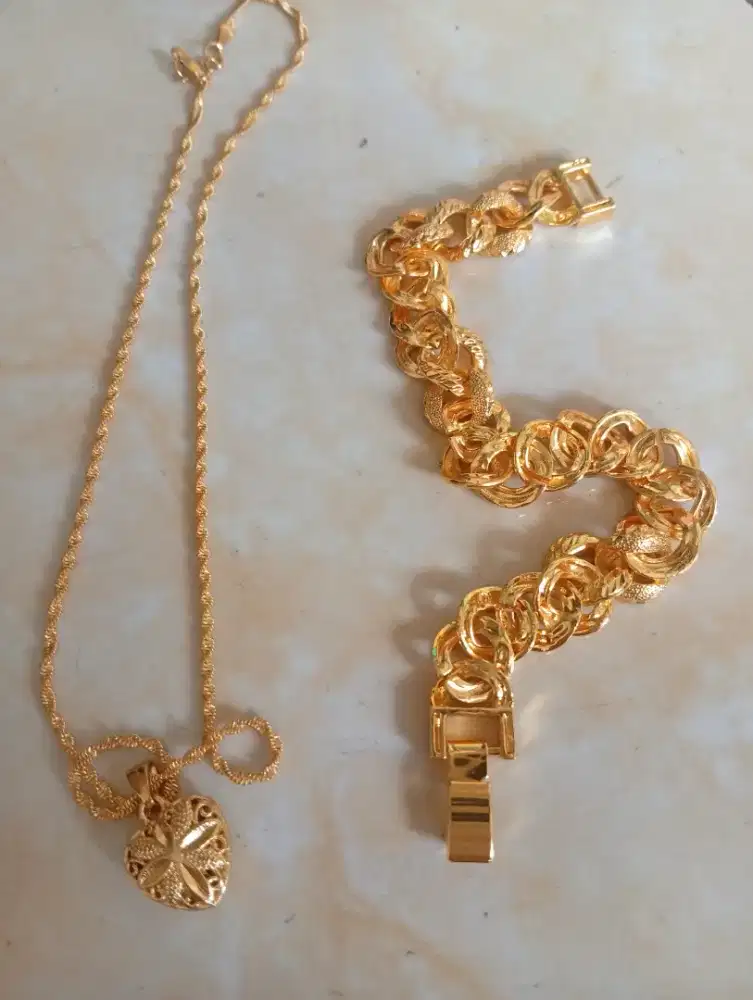 Di jual dua pasang asesoris kalung dan gelang rante  demi mas muda