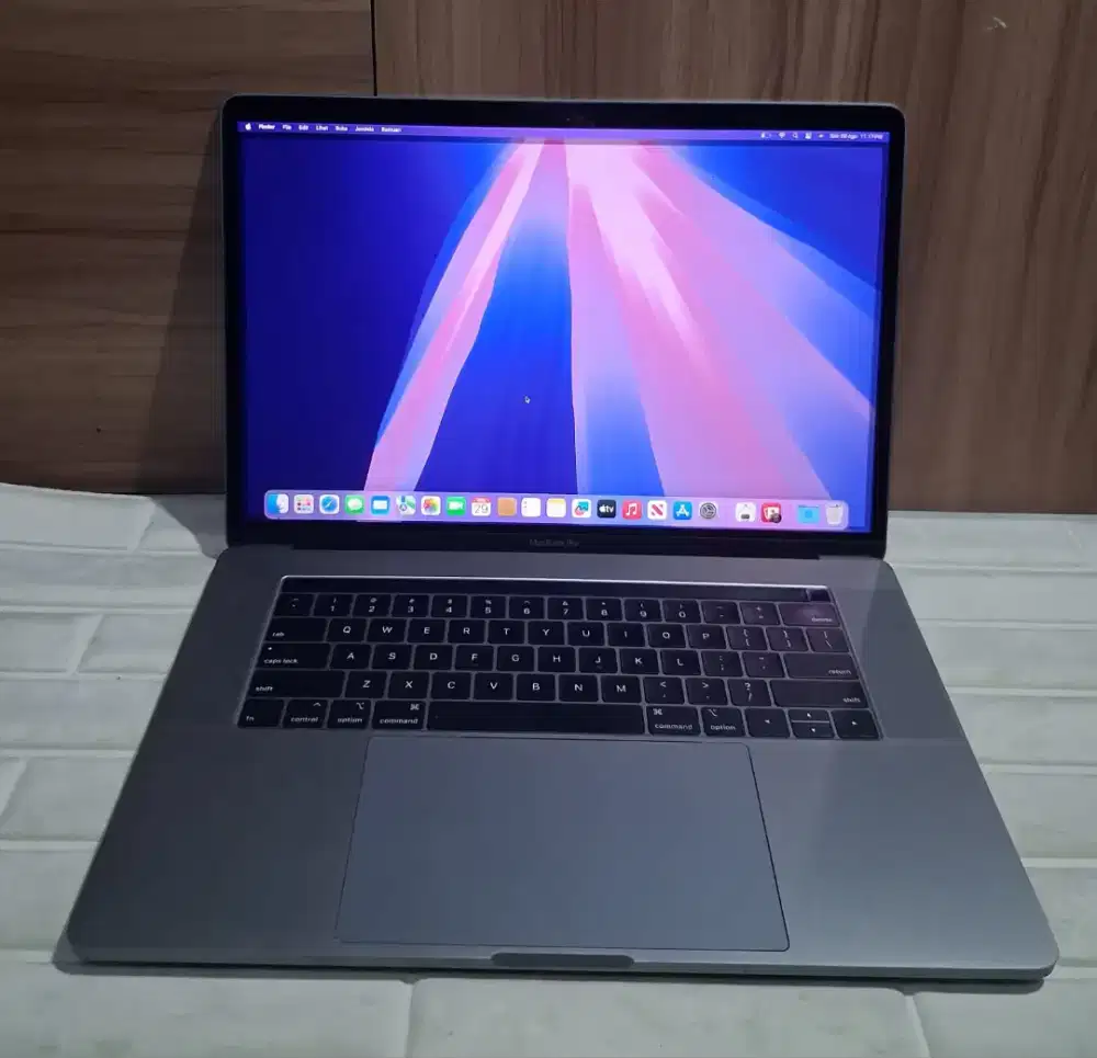 Macbook Pro 15-inch,2018 • Intel Core i7 • SSD 256GB •16GB • MULUS