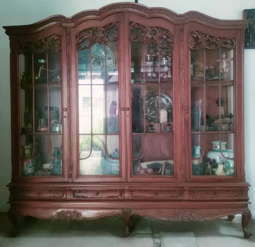 Lemari Display Kaca (Bonus pajangan/ornamen)
