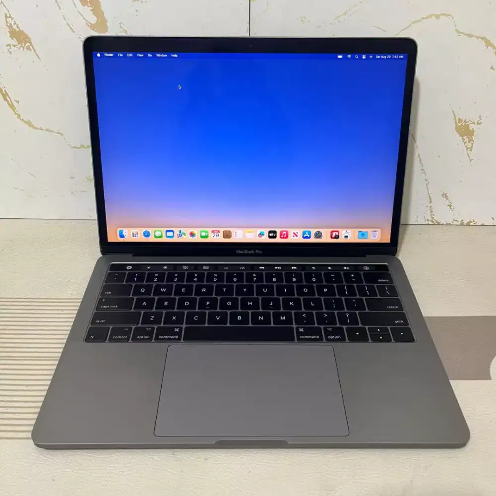 Macbook Pro Touchbar (13-inch, 2017, Four Thunderbolt 3 ports).