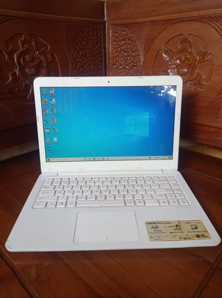 ASUS E402Y Processor: AMD E2-7015 RADEON R2 RAM: 4 GB  SSD 128 GB