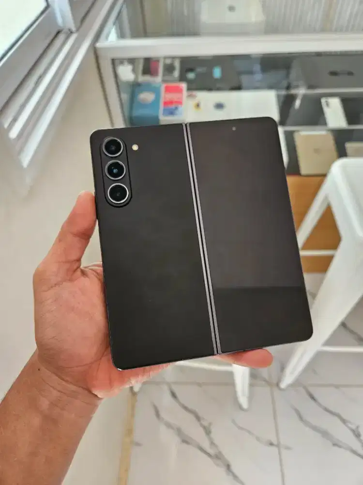 SAMSUNG Z FOLD 5 256GB PHANTOMBLACK RESMI SEIN (-bercak kecil)