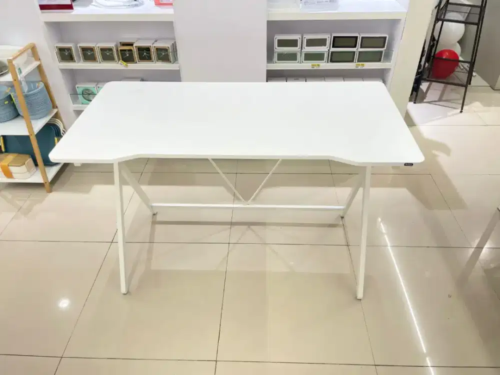 Meja belajar Britta
