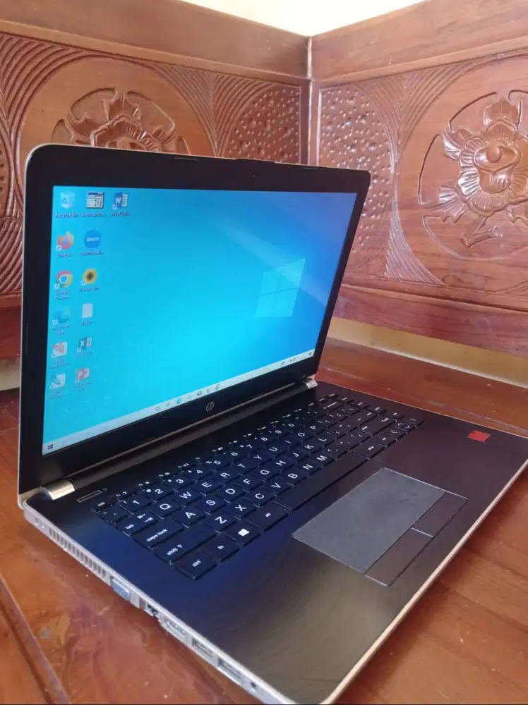 HP 14-bw024AX   AMD A9-9420 Radeon R5  RAM: 8 GB  SSD: 128 GB