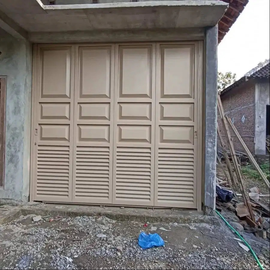 Pintu garasi besi mobil