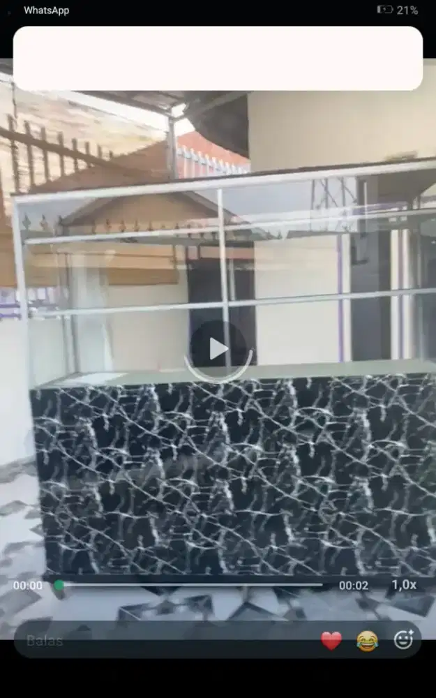 Etalase dan meja kayu