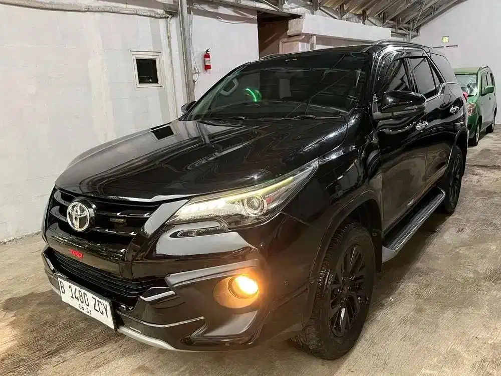 Fortuner TRD Sportivo 2.4 AT 2018 – Pribadi, Full Surat & Buku Servis