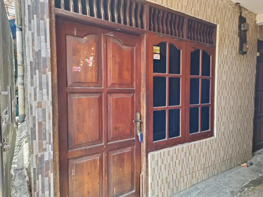 DI KONTRAKAN RUMAH 2 LANTAI ,,AMAN DAN NYAMAN ,BEBAS BAJIR.