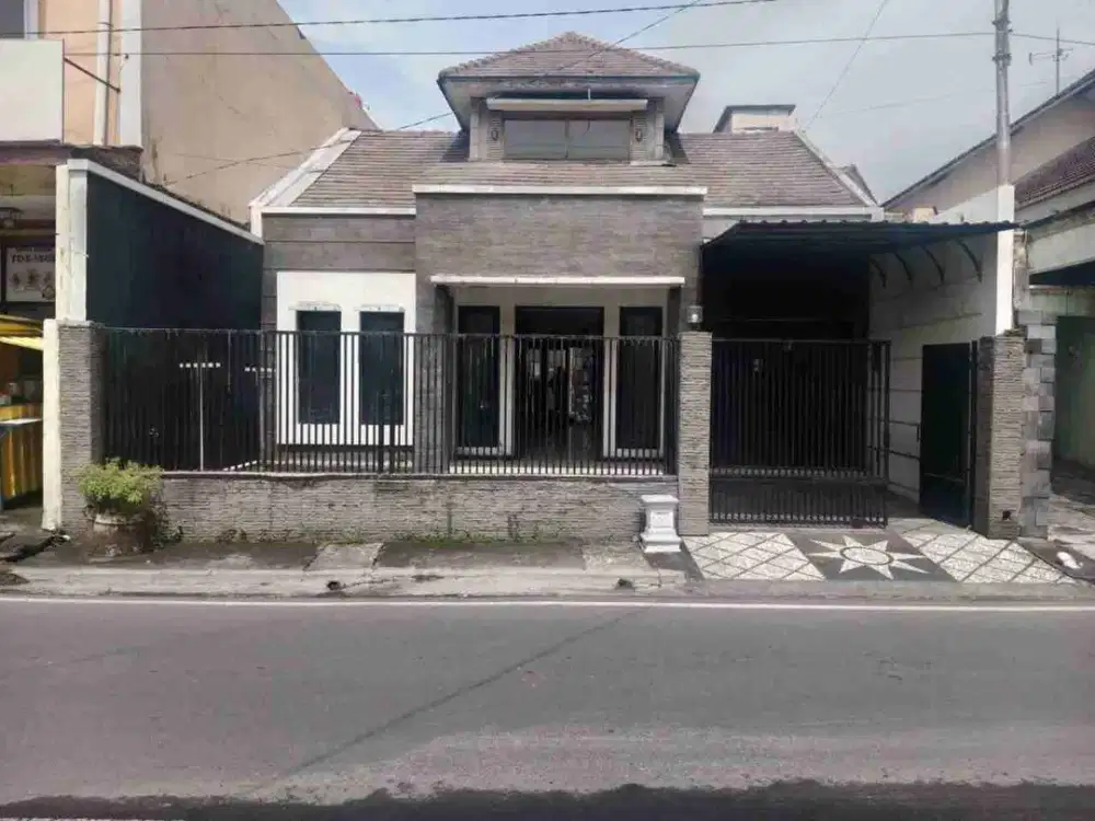 Rumah Tengah Kota Jalan Besar Depan Minimarket