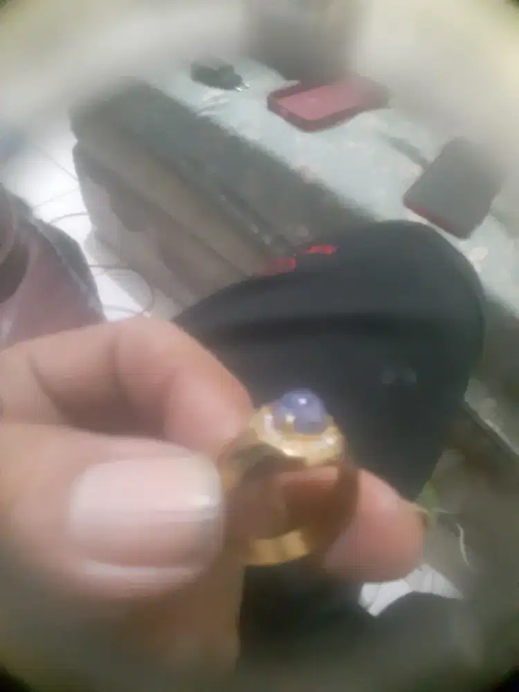 Cincin dengan batu safir Afrika