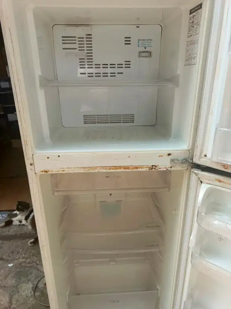Kulkas Thosiba 2 pintu warna putih