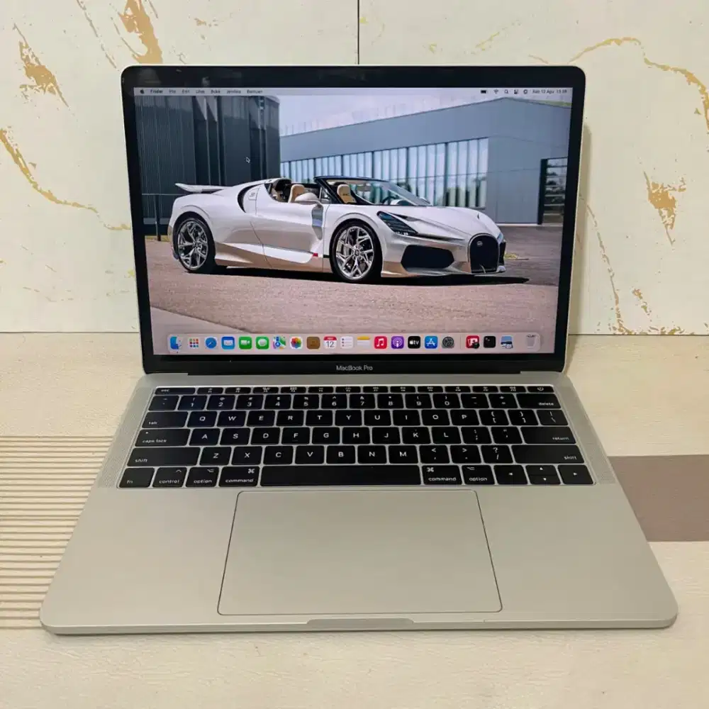 Macbook Pro Retina (13-inch, 2016, Two Thunderbolt 3 ports).