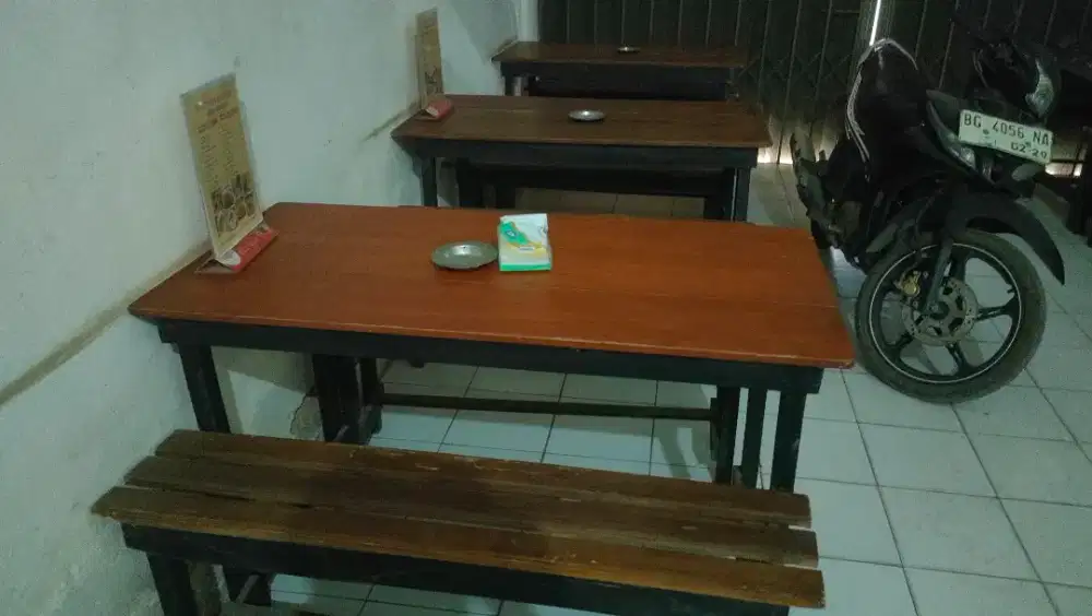 Meja kayu angkringan