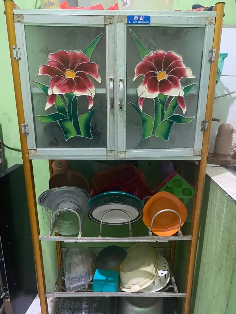 Rak piring aluminium 2 pintu motif bungan yang kokoh