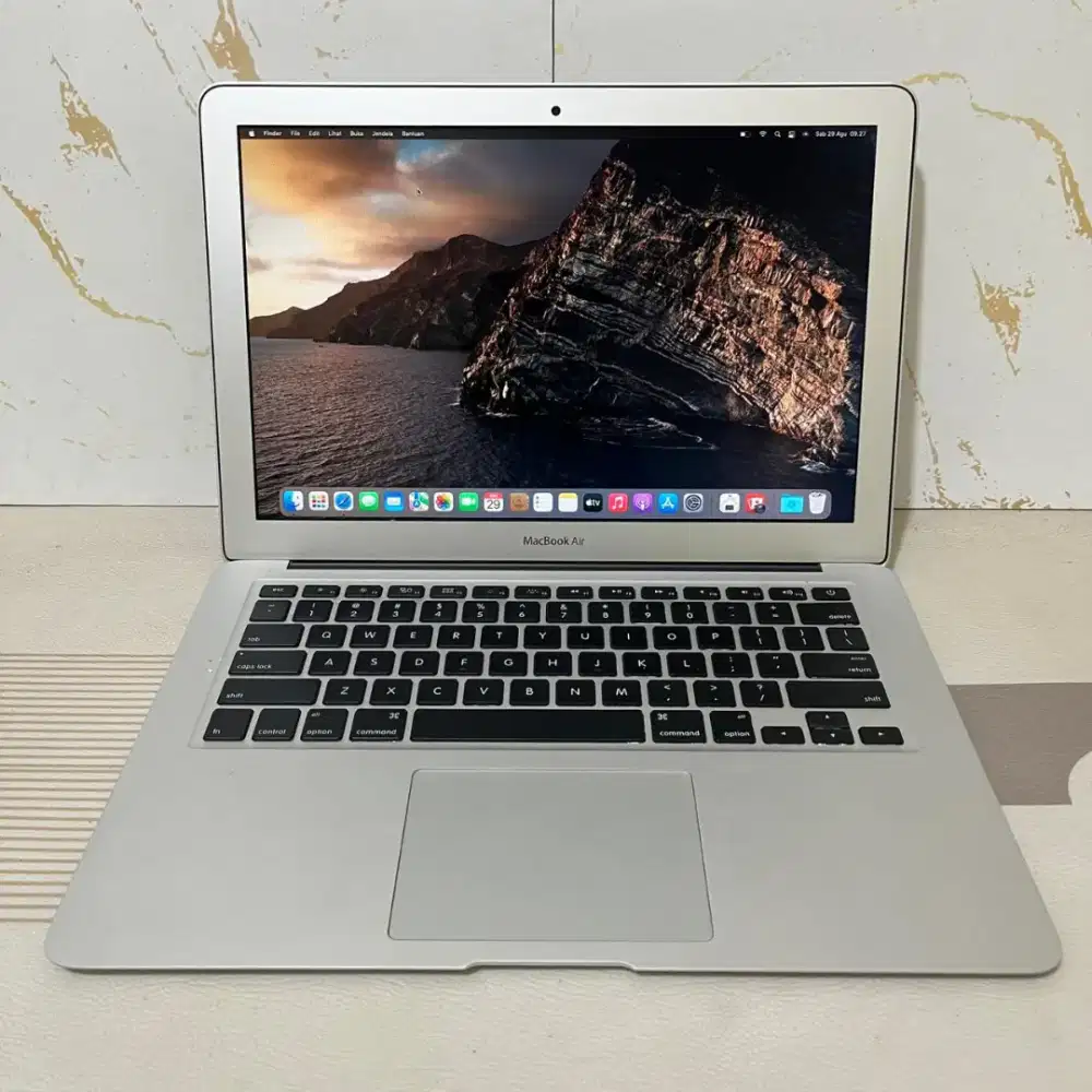 Macbook Air 13-inch, 2017. -CORE I5 - 8GB -SSD 128GB -SIAP PAKE
