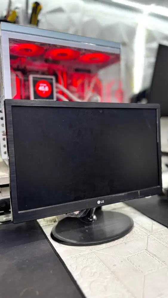 Monitor LG 19 inch harga 200 ribu bagus bersih normal cuma merah sblh